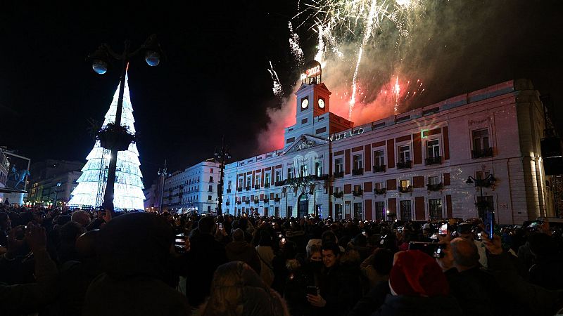 España celebra la llegada de 2022 con 7.000 personas en Sol y fiestas más pequeñas por el récord de contagios