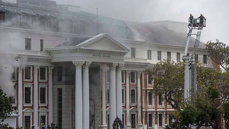 Un gran incendio arrasa el parlamento de Sudáfrica