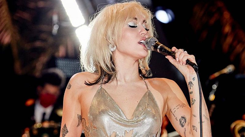 Miley Cyrus solventa un posible topless en pleno escenario
