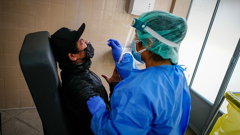 Cataluña confirma casos de 'flurona', la coinfección de gripe y COVID, que no revisten gravedad