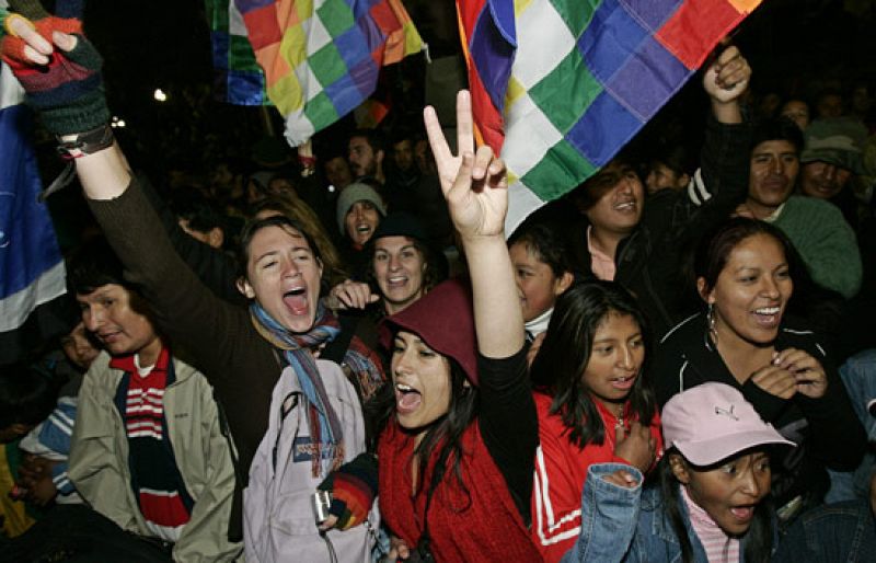 Bolivia aprueba su nueva Constitución con fuerte rechazo de las regiones más ricas