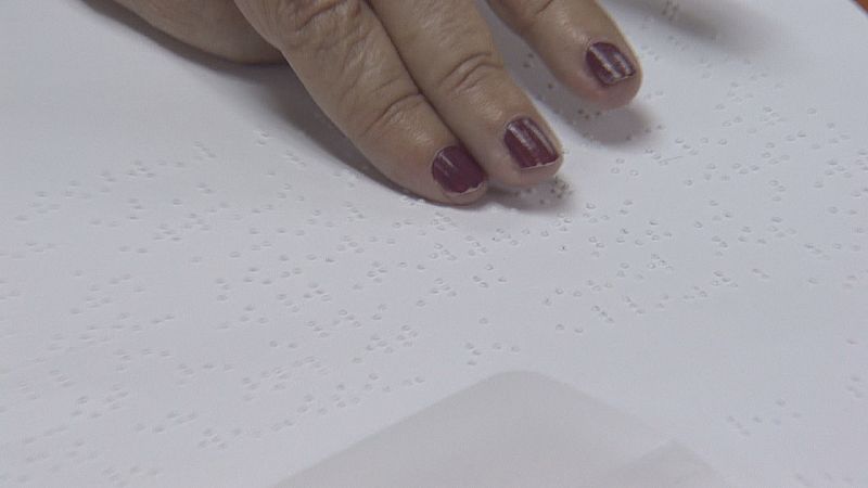 El braille es "tocar el mundo" para las personas invidentes