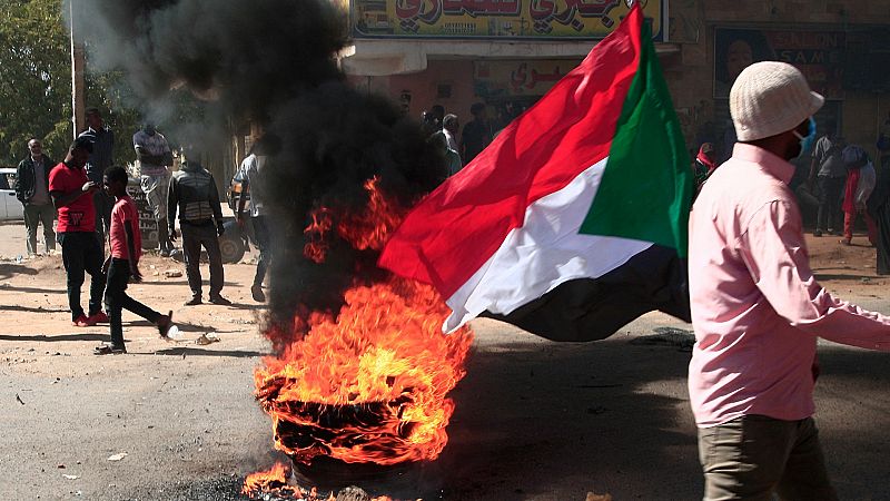 Miles de personas piden en Sudán que los militares entreguen el poder tras la dimisión del primer ministro