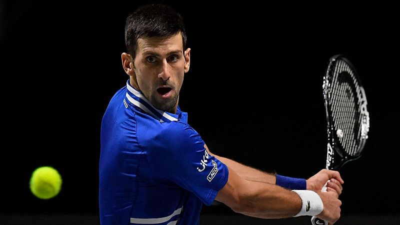 Djokovic, bloqueado en el aeropuerto en medio de la polémica por su exención para entrar a Australia
