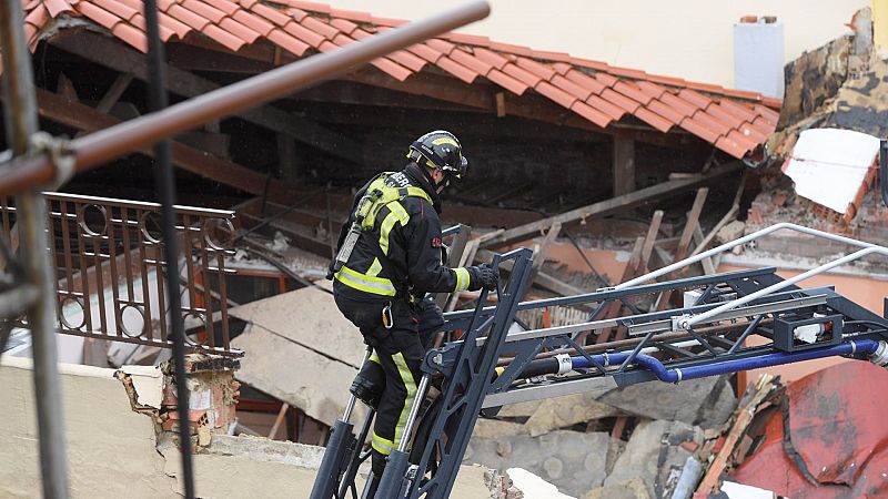 Localizan sin vida a los dos trabajadores atrapados en el derrumbe del techo de un colegio en Gijón