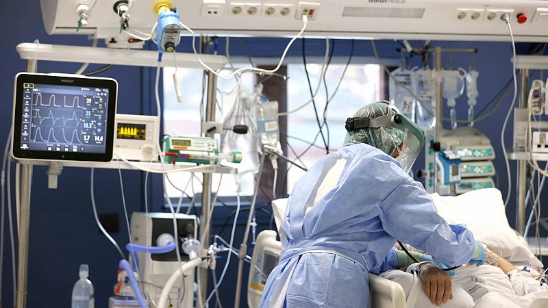 La OMS advierte de que el tsunami de casos de coronavirus está saturando los sistemas de salud en todo el mundo