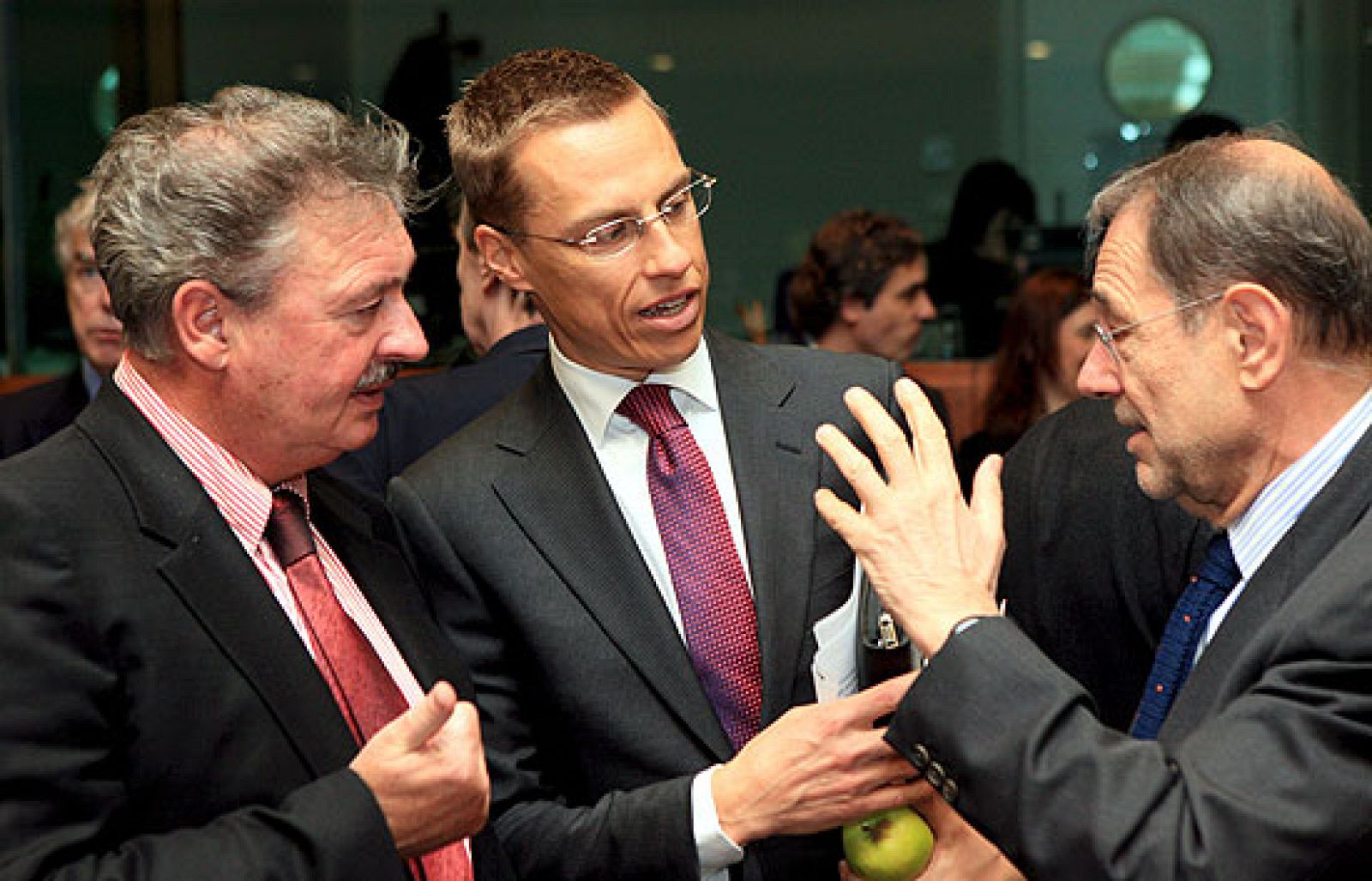 La UE estudia un plan francés de acogida de 60 presos de Guantánamo | Ver