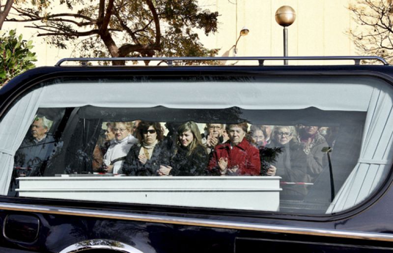 Unas 2.000 personas dan su último adiós a los niños fallecidos en Sant Boi