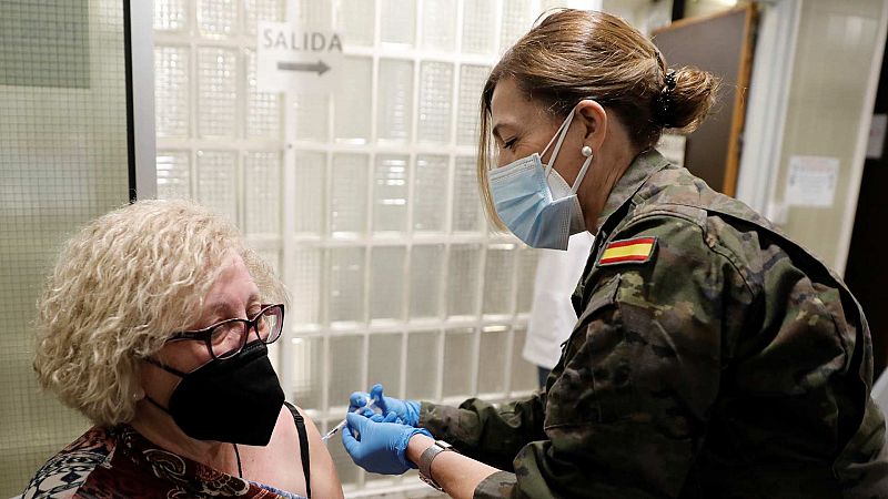 Sanidad afirma que los no vacunados de 60-79 años tienen "20 veces" más probabilidades de morir por COVID