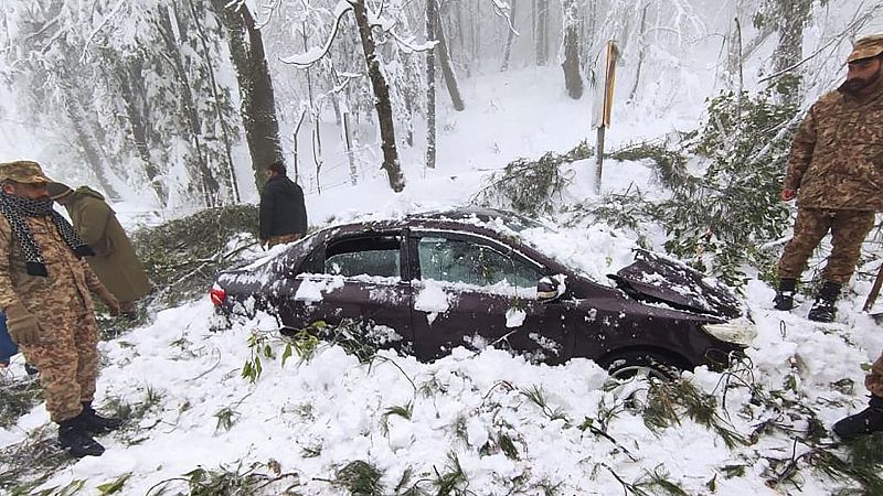 Al menos 22 turistas mueren congelados en sus vehículos tras una nevada en Pakistán