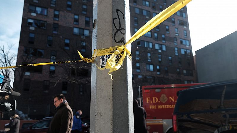 Al menos 17 muertos, entre ellos ocho niños, en el incendio de un edificio de viviendas en Nueva York