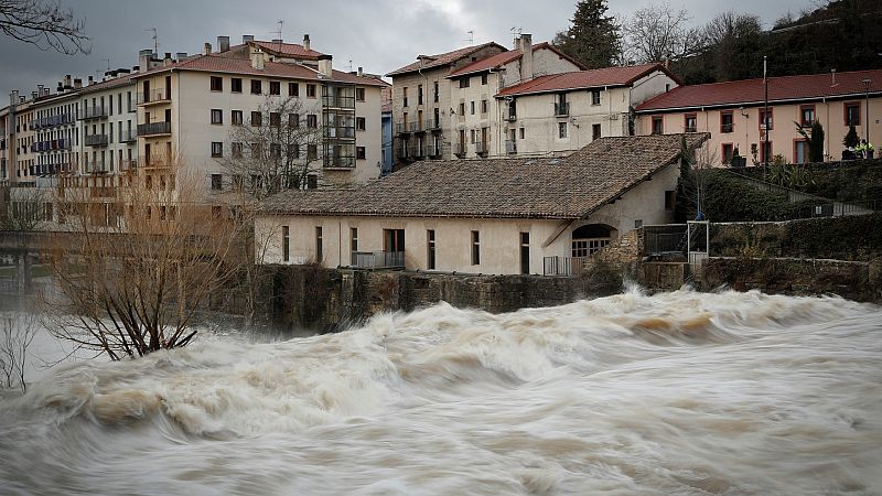 Las lluvias causan el desbordamiento de ríos en Navarra y aumenta el caudal del Asón en Cantabria