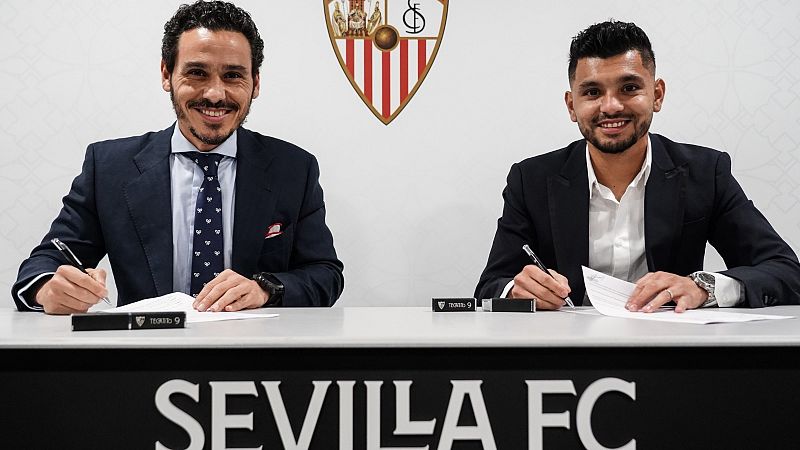 El Sevilla ficha al mexicano Tecatito Corona