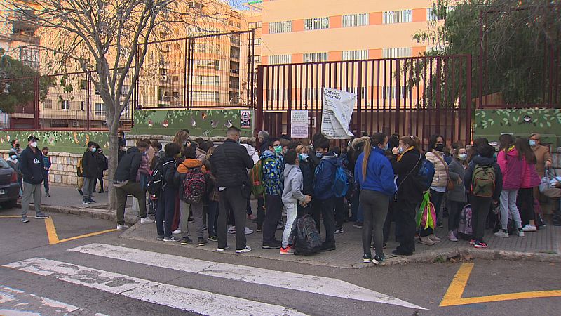Es reprèn el curs escolar amb 300 docents de baixa