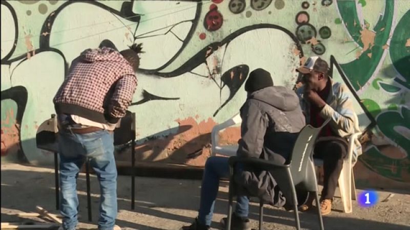 Els ocupes de la nau de Badalona marxaran en tres mesos si s'atura el desnonament