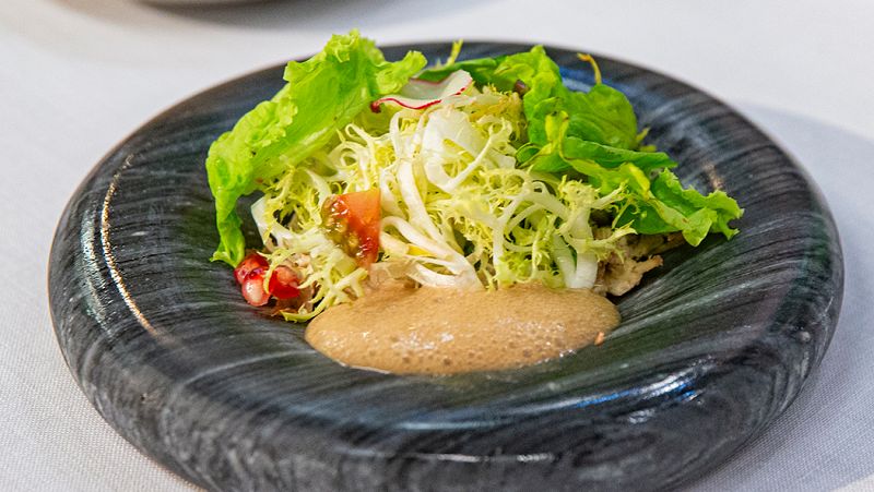 Receta de Ensalada de perdiz en escabeche, hojas frescas y espuma de Mdena de Carla