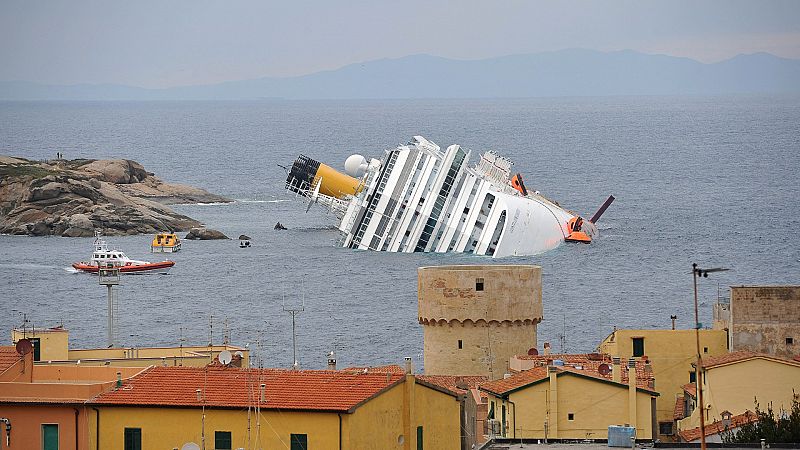 Una maniobra arriesgada y un capitán a la fuga: 10 años del naufragio del Costa Concordia