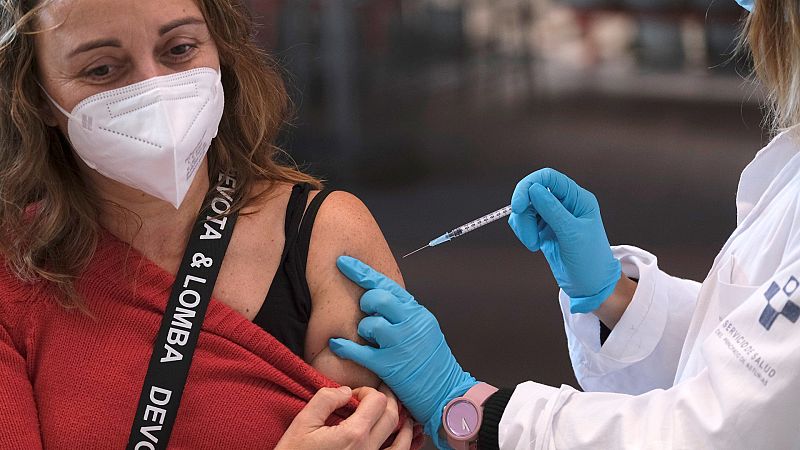 Sanidad amplía a todos los mayores de 18 años la dosis de refuerzo de la vacuna COVID