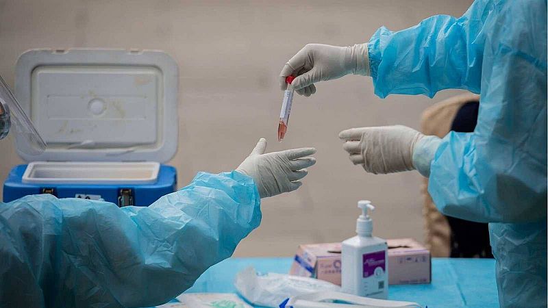 Sanitat aprova la tercera dosi per a tota la població de més de 18 anys