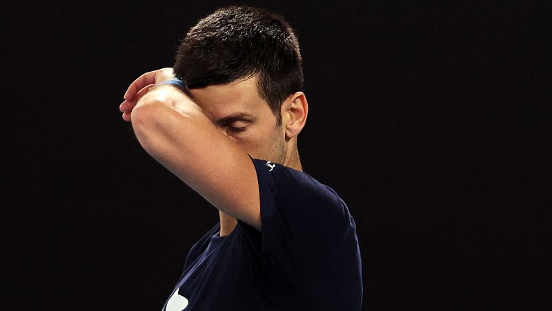 Australia retira el visado a Djokovic pero no decidirá hoy sobre su deportación