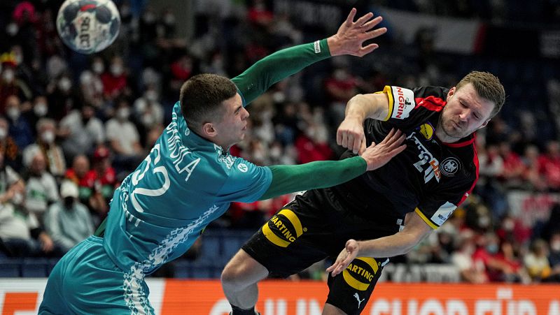 Alemania derrota a una combativa Bielorrusia e Islandia somete a Portugal