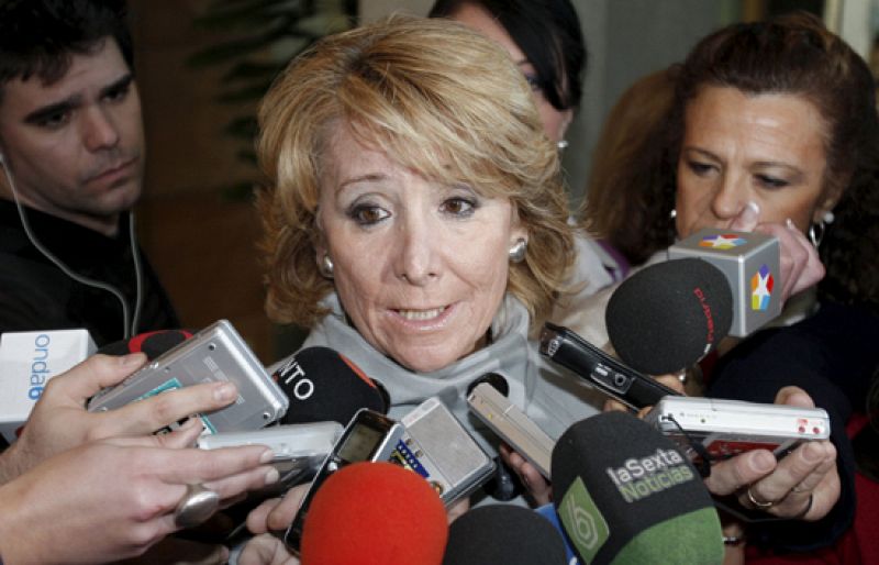 De Cospedal ve un "disparate" decir que Génova va a por Aguirre mientras Rajoy calla