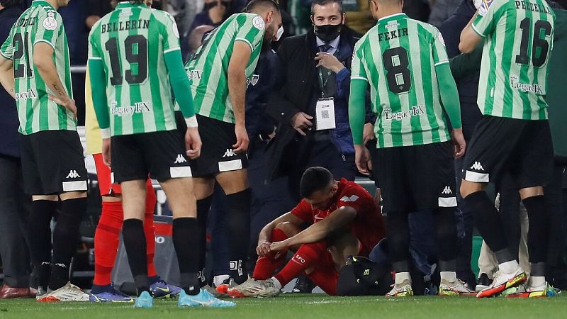 Suspendido el Betis - Sevilla por el lanzamiento de un objeto a Joan Jordán