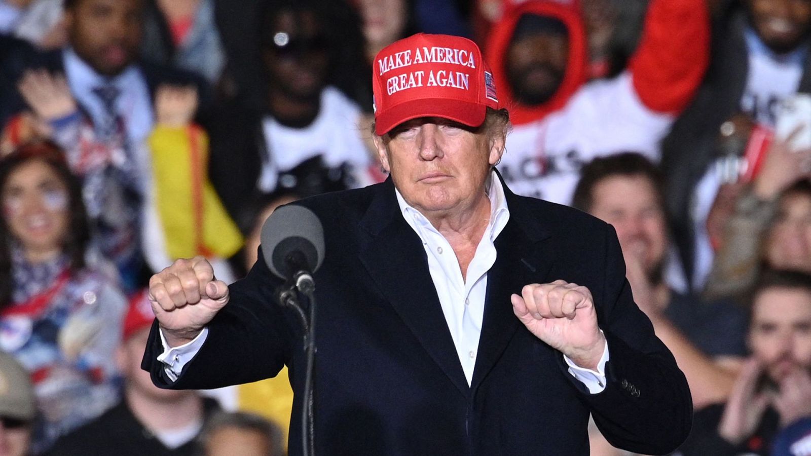 Trump insiste en que le robaron la victoria en un mitin en Arizona | Ver