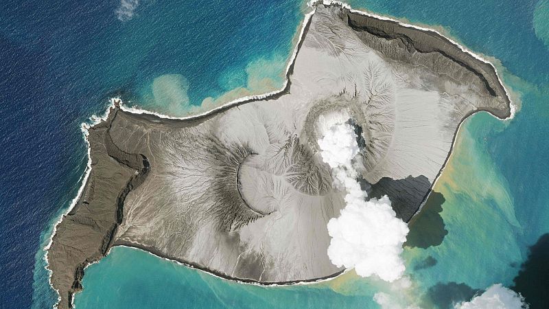 La isla del volcán de Tonga desaparece tras la potente erupción submarina, mientras la zona sigue incomunicada
