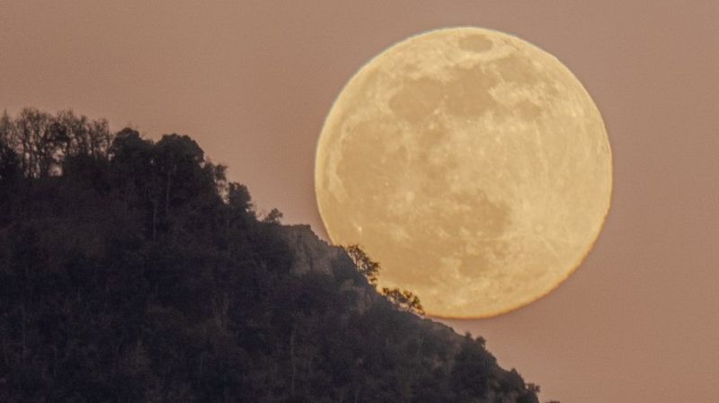 Les imatges de la Lluna de Llop, la primera lluna plena del 2022