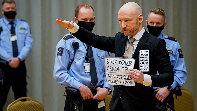 El autor de la matanza de Utoya, Anders Breivik, reclama su libertad haciendo el saludo nazi