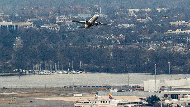 La aerolínea Emirates suspende vuelos en EE.UU. por temor a posibles interferencias del 5G