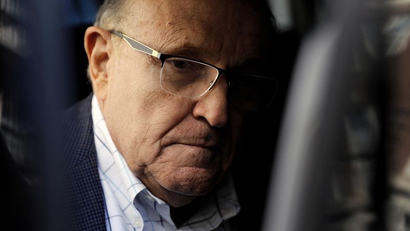 Citan a declarar al exabogado de Trump, Rudy Giuliani, por promover teorías falsas sobre fraude electoral