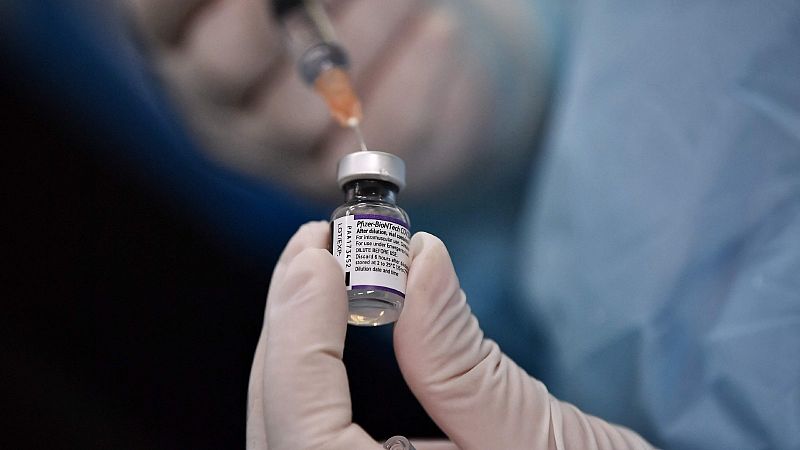 La tercera dosis de la vacuna aumenta diez veces los anticuerpos neutralizantes frente a ómicron