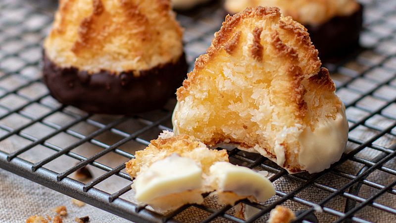 Coquitos de chocolate blanco y negro de Petit Fit