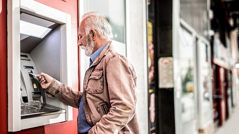 El Gobierno urge a los bancos a garantizar la inclusión financiera a las personas mayores