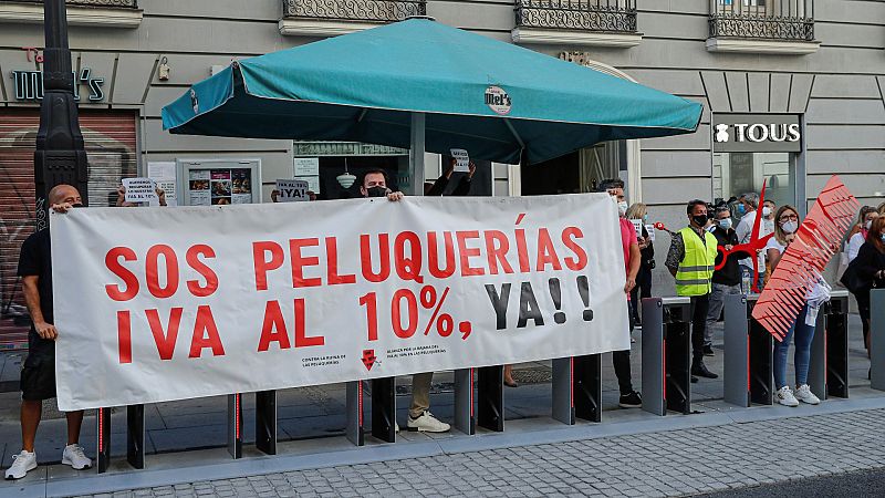 Un "IVA de lujo" y dos años de pandemia llevan "al límite" a centros de estética y peluquerías: "Es insostenible"