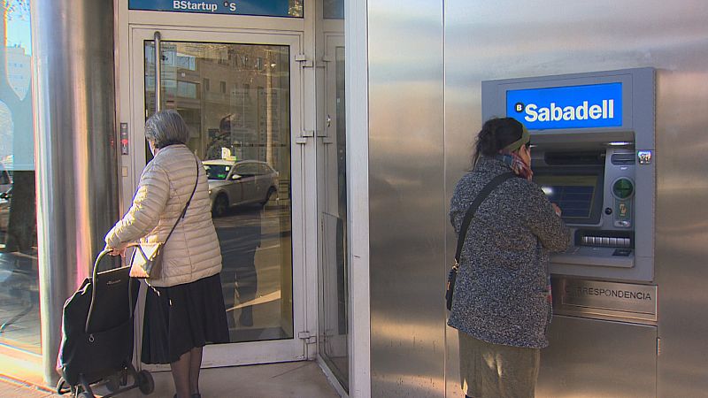 Els bancs fan créixer la bretxa digital i els pensionistes demanen solucions