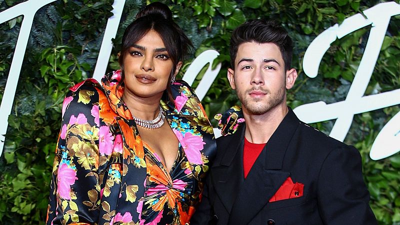 Priyanka Chopra y Nick Jonas y otros famosos que han sido padres con vientres de alquiler