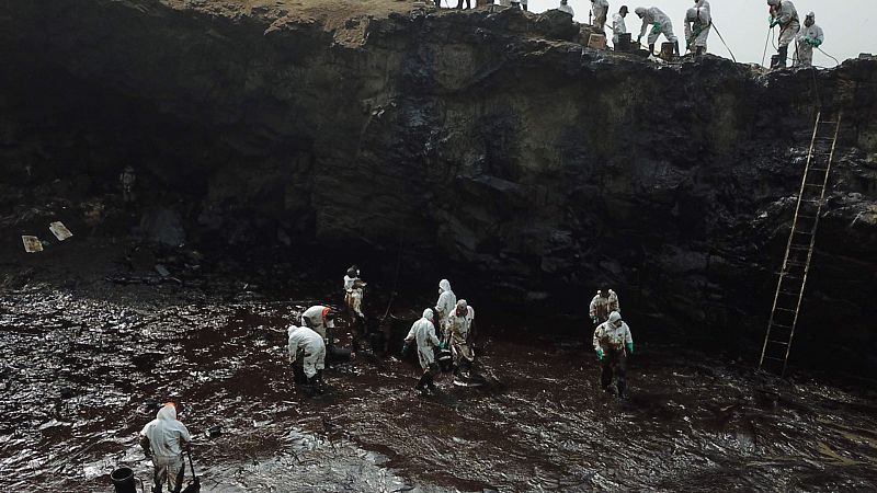 Perú declara la emergencia ambiental en la zona costera afectada por el derrame de petróleo
