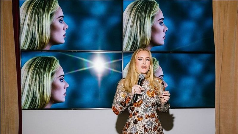 Adele videollama a algunos seguidores para disculparse tras cancelar sus shows