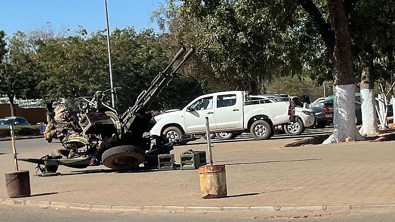 El ejército de Burkina Faso suspende la Constitución y destituye al presidente tras detenerlo