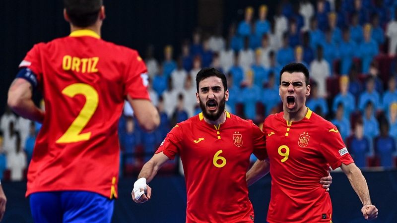 Los veteranos iluminan el buen arranque de España en el Europeo de Futsal