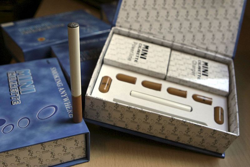 Un cigarrillo electrónico regula la nicotina y emite vapor de agua