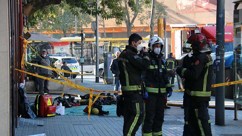 Un home i 300 animals moren en dos incendis a Barcelona
