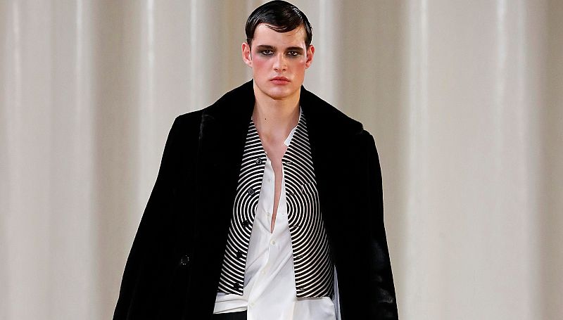 Mans conecta el nuevo armario masculino con el camerino de un cabaré