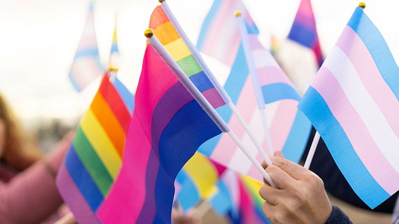 Francia aprueba un nuevo delito para castigar las terapias de conversión a personas LGTBI con penas de cárcel y multas
