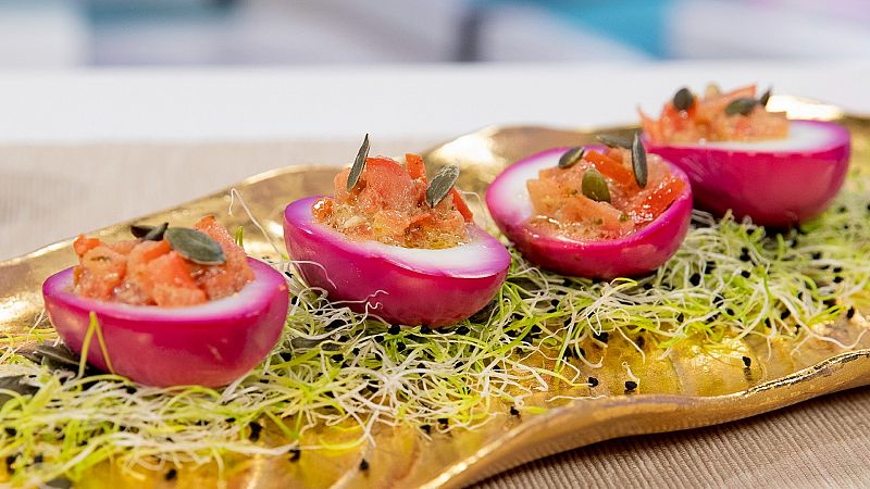 Recetas de Navidad |  Huevos teñidos rellenos de tomate y pesto