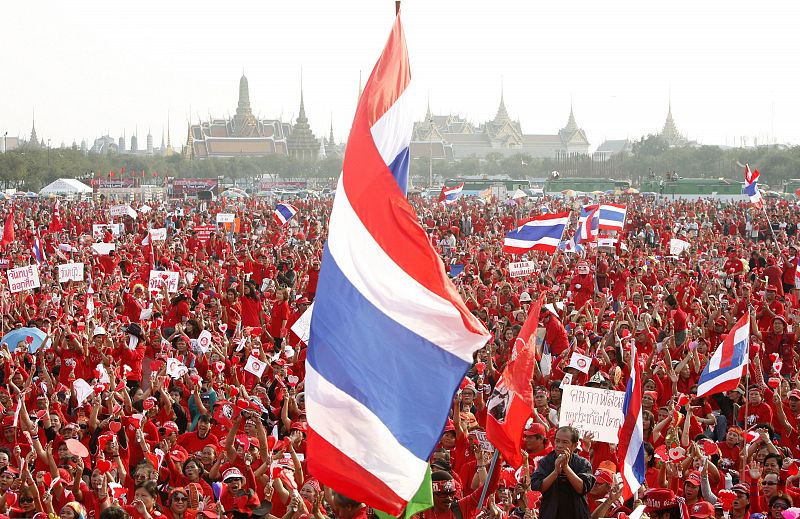 Miles de personas piden la dimisión del Gobierno de Tailandia