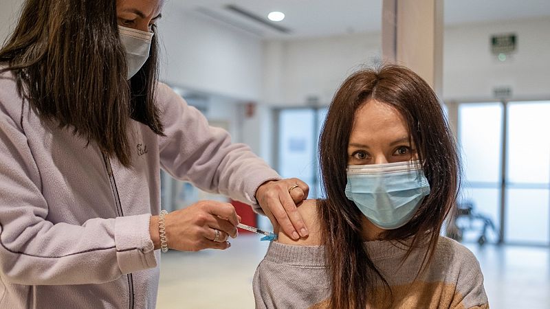 Los datos confirman que las dosis de refuerzo funcionan, pero falta una estrategia sostenible y para todos